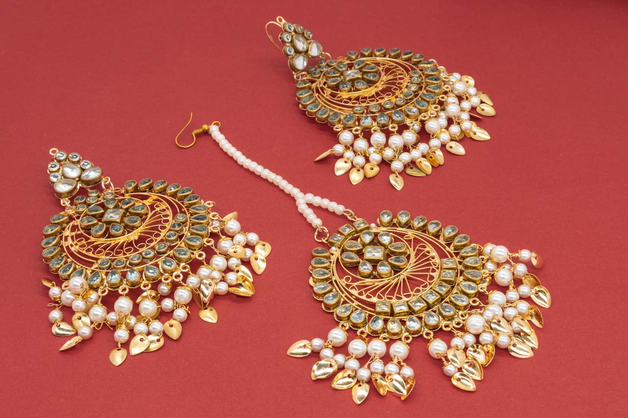 Awesome Kundan Tikka Earring Set