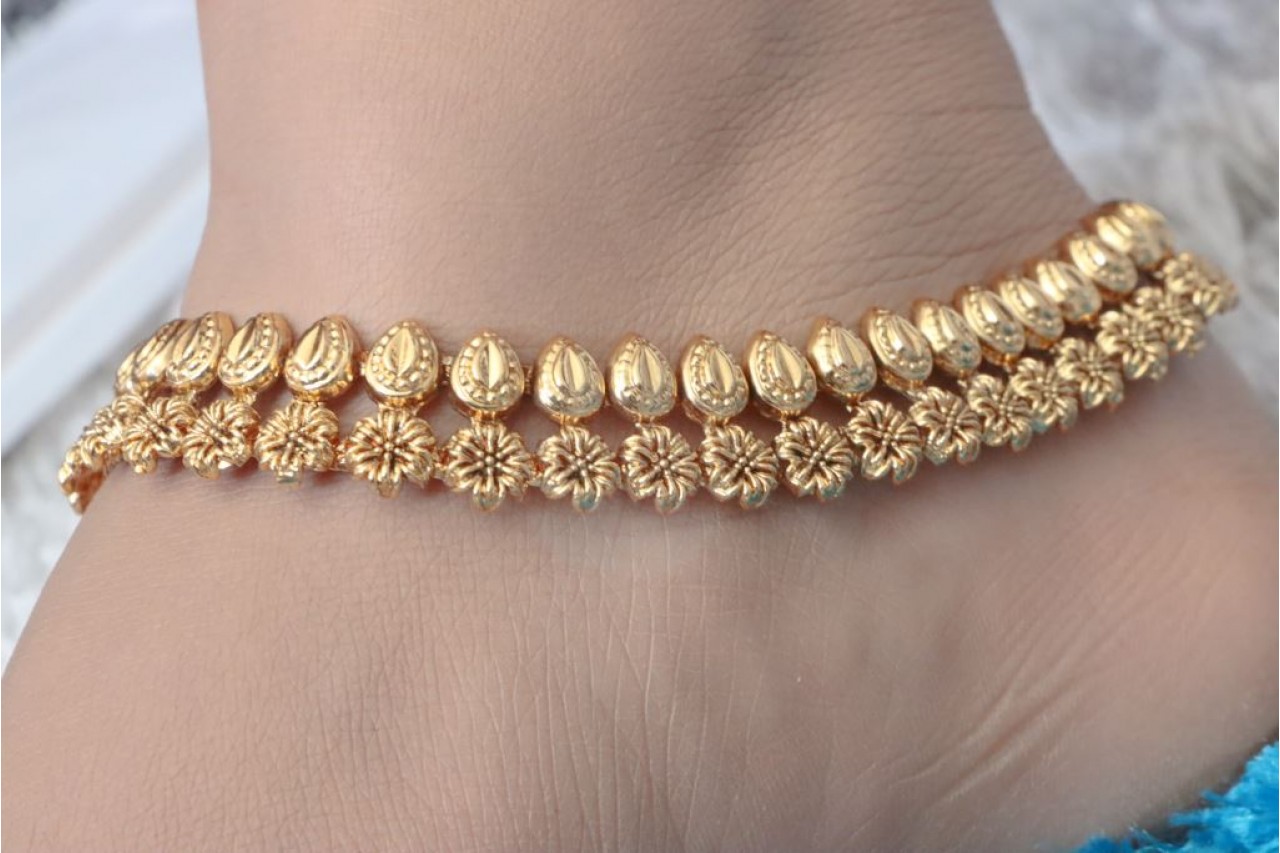 Anklets with leaf pattern