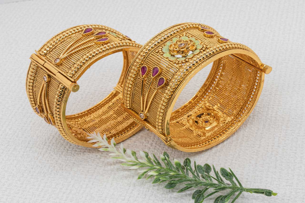 Elegant look screw bangles