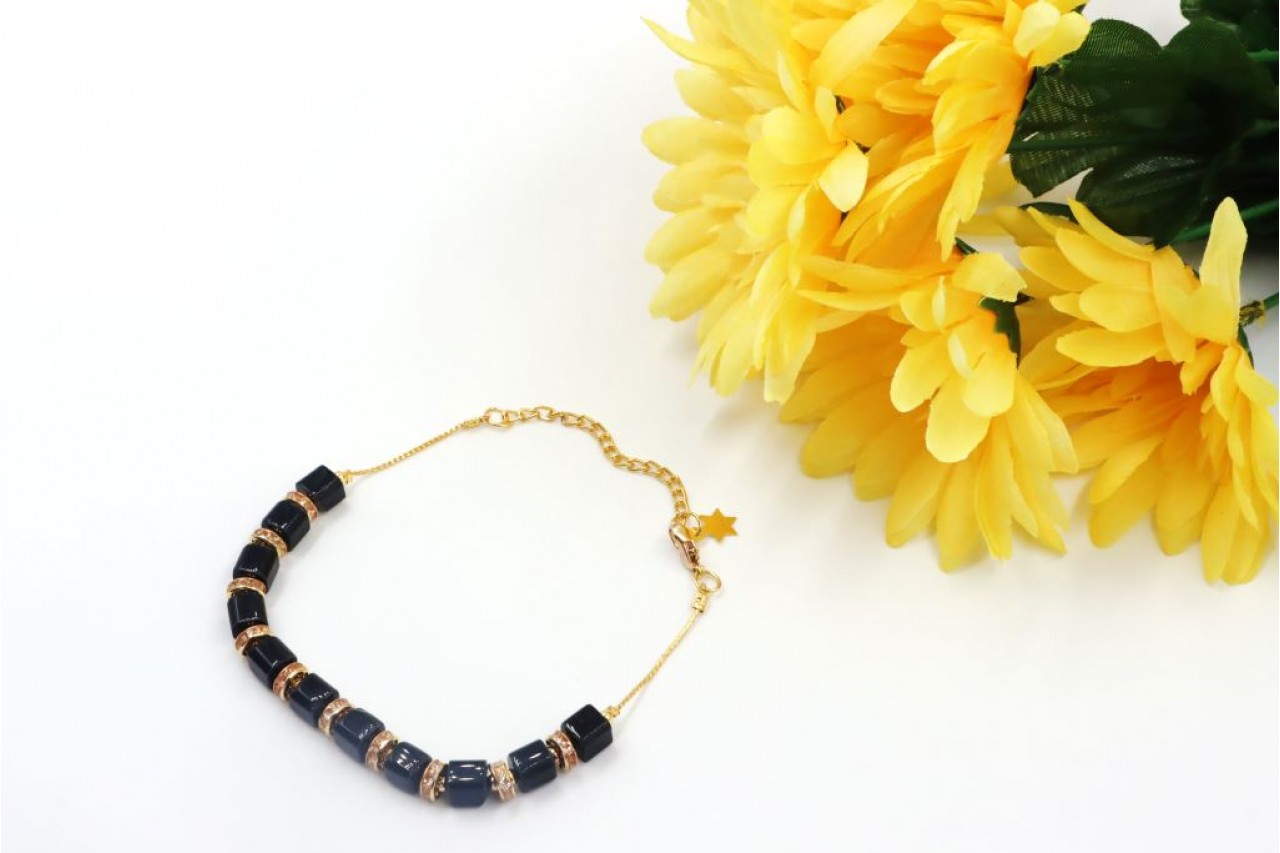 Black cube bracelete