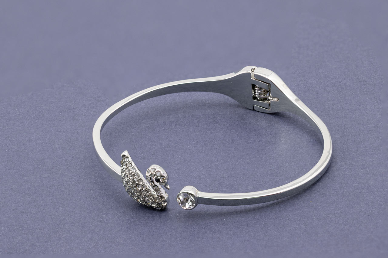 Stunning Swan Pattern Silver Bracelet