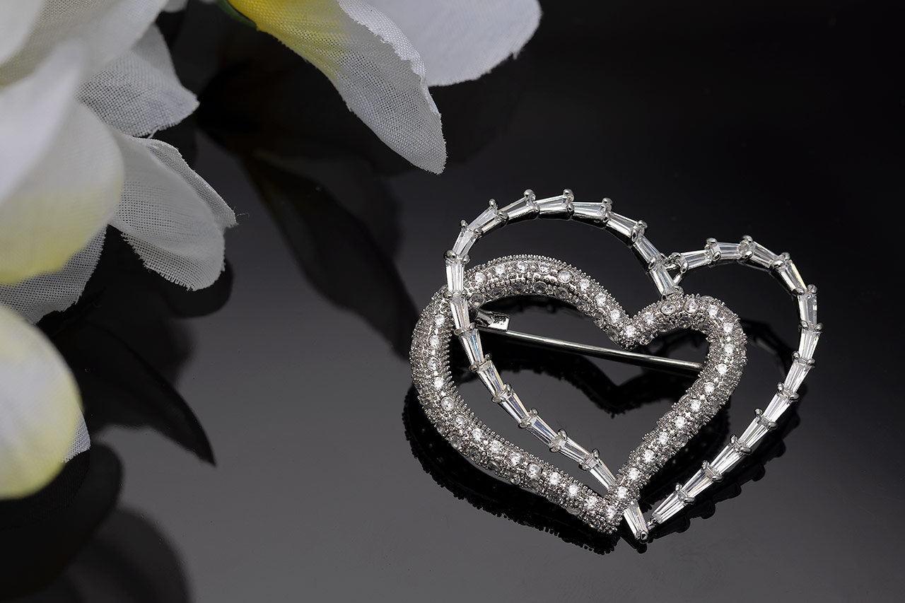 Bracket AD heart shaped brooch