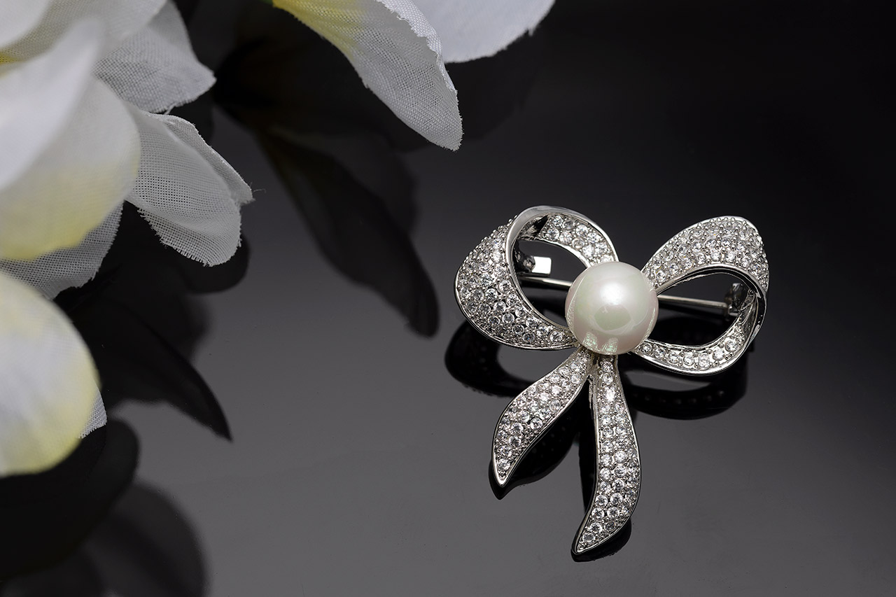 Ribbon Tie Brooch with pearl