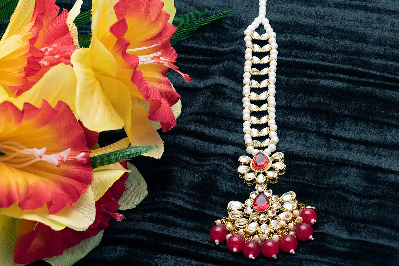 Red Kundan Mang Tikka