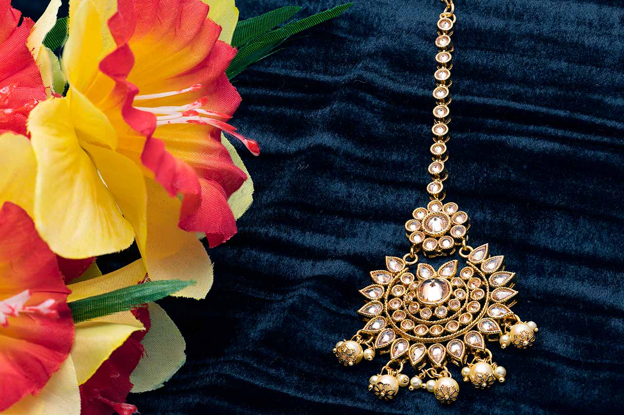 Elegant Kundan Mang Tikka