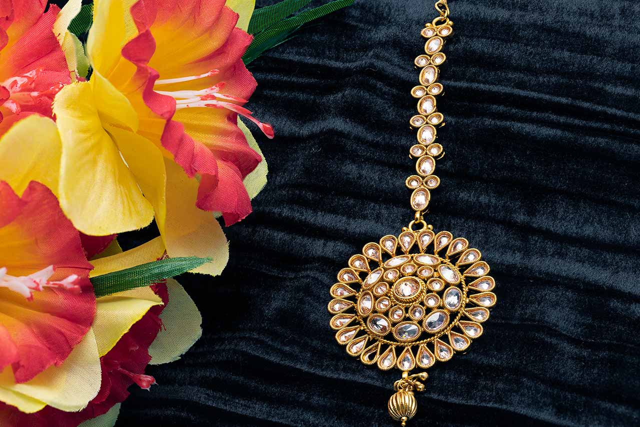 Kundan oval Maang Tika