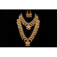 Heavily embellished golden necklace 