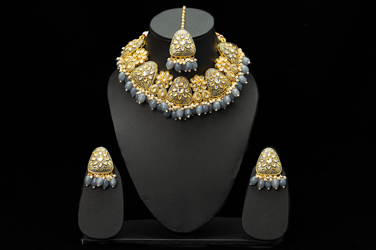 Grey shade necklace 