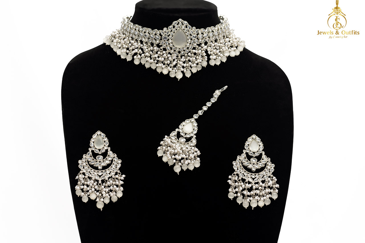 Attractive Silver Grey Necklace 