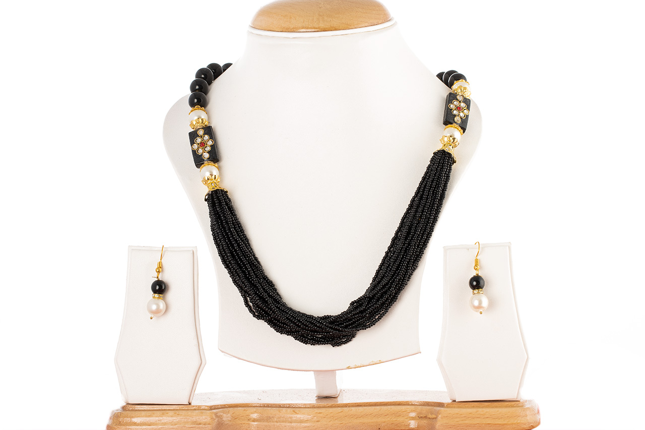 Long necklace with beads