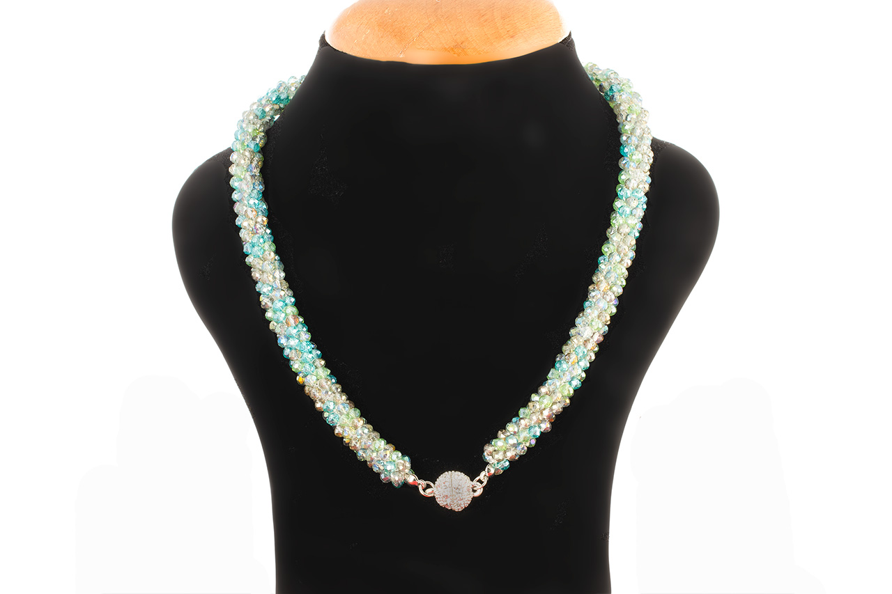Elegant necklace with magnet lock