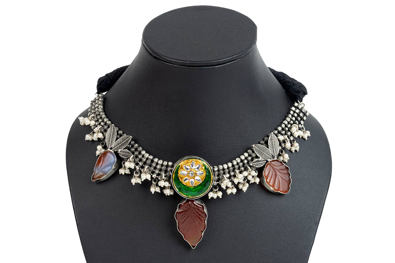 Leaf pattern necklace