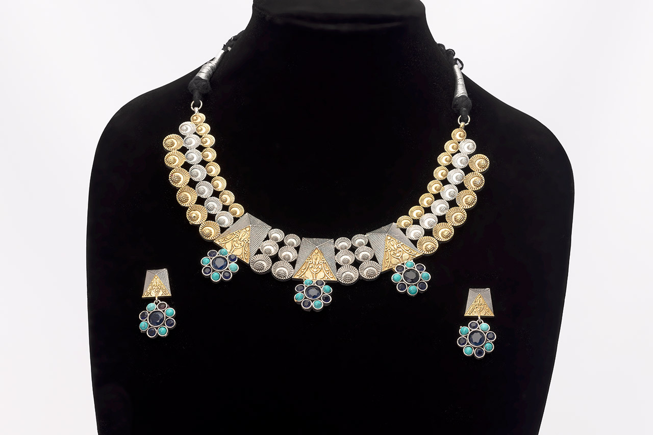 Astonishing Dual shade Necklace