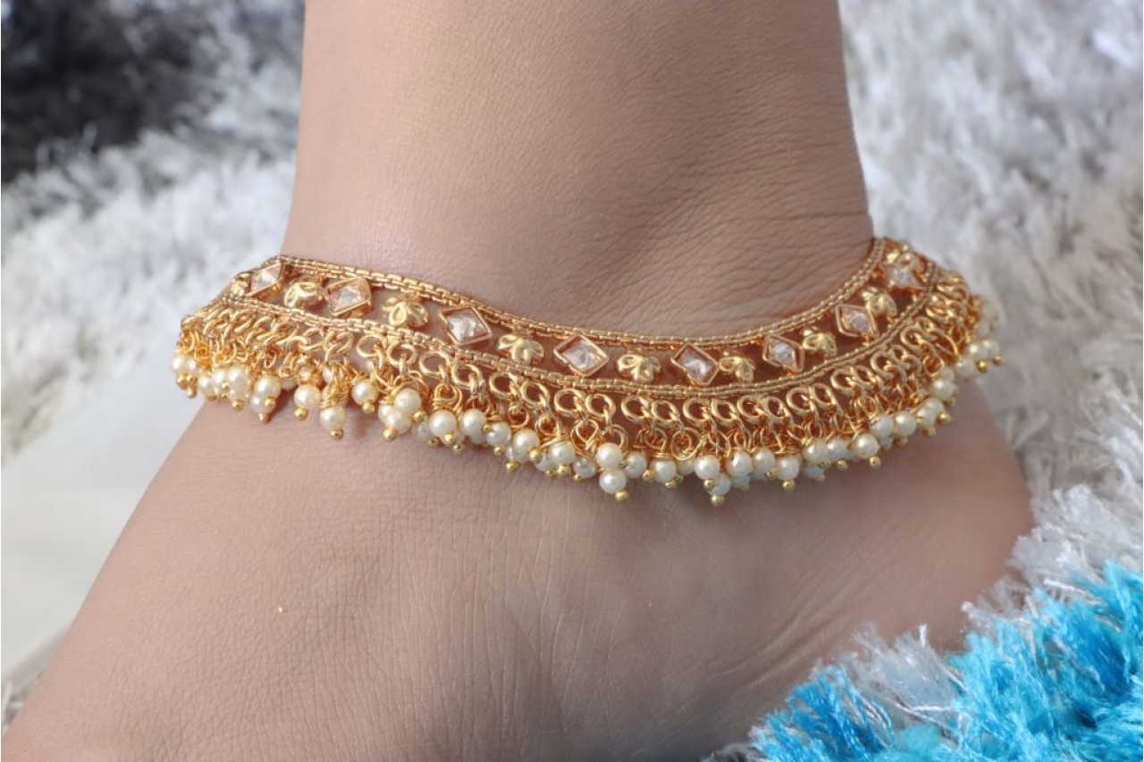 Golden rich look anklets 