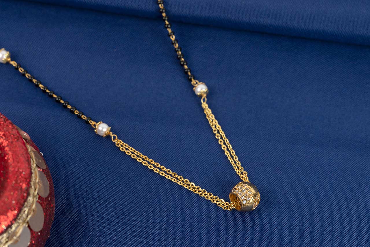 Oval pendent in middle Mangalsutra