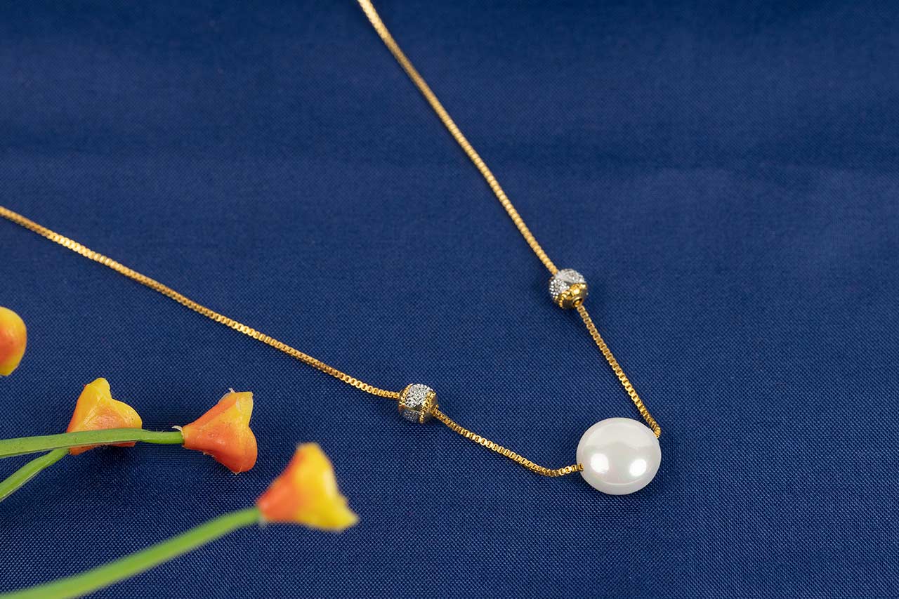 Statement neck piece