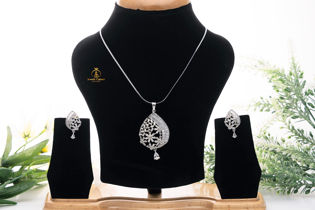 AD Sparkling tear drop pendant set