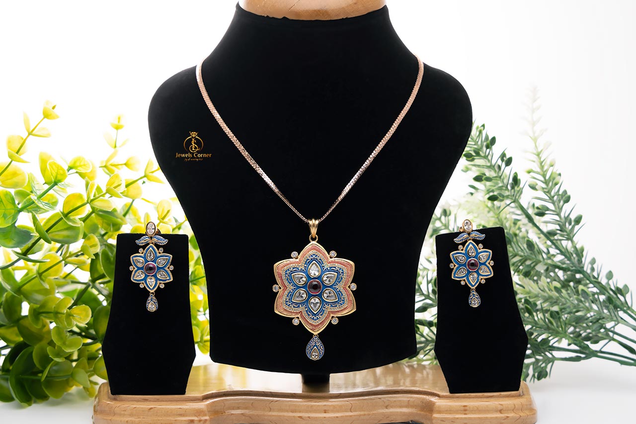 Flower pattern pendant set