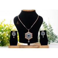 Flower pattern pendant set