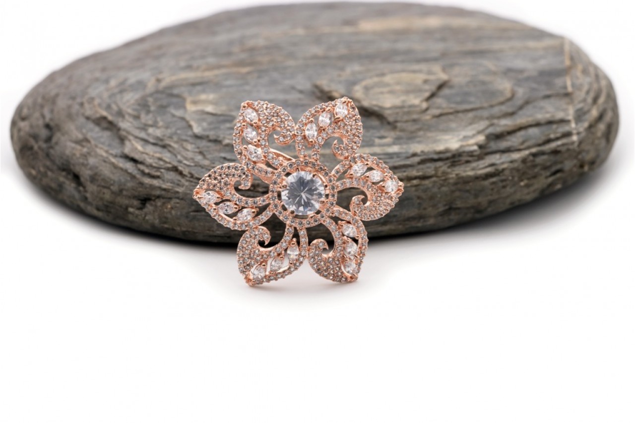 Cocktail ring in flower shape