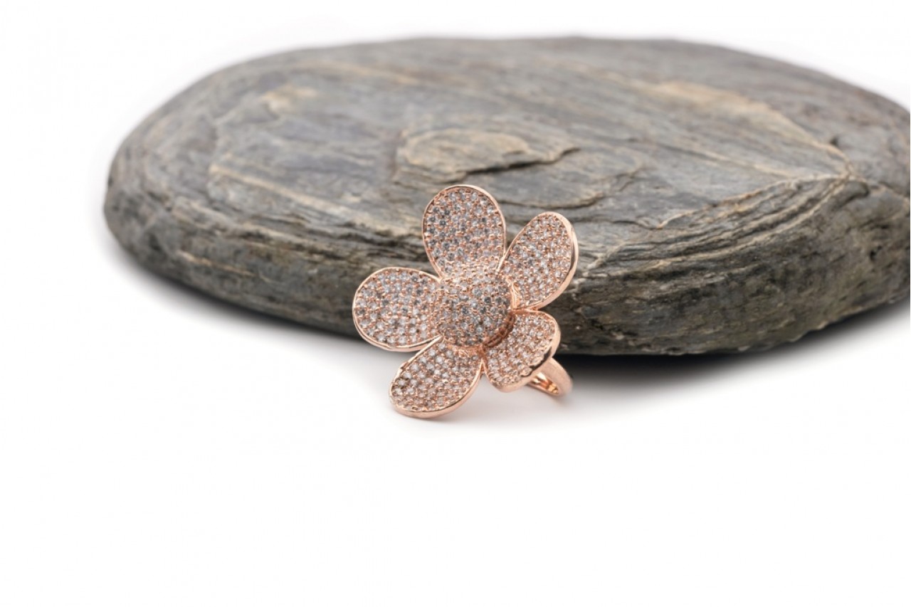 Flower pattern cocktail ring 