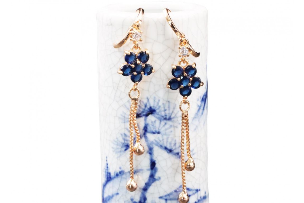 Lengthy tassel drop earring